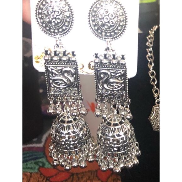 Set of 3 silver played necklace earrings and bracelet.necklace can be choker - Picture 4 of 8